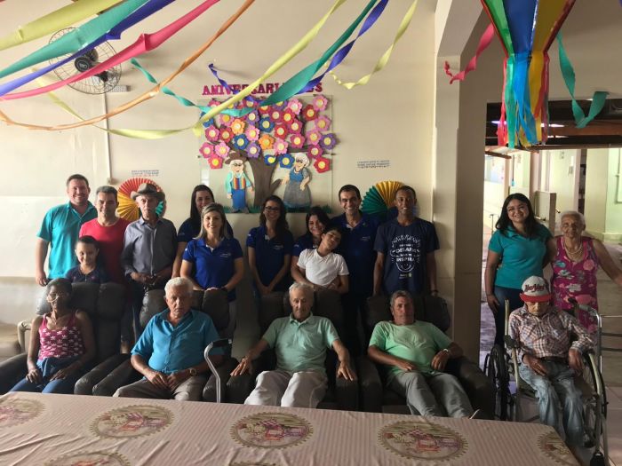 ENTREGA DE POLTRONAS NO LAR DO IDOSO